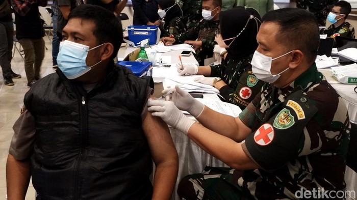 Program vaksinasi COVID-19 terus digencarkan di Sukabumi. Gedung Juang 45 pun ramai didatangi warga yang hendak divaksin dosis ketiga atau booster.