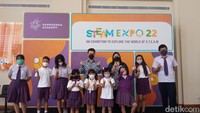 Pose Gempi dengan kepala sekolah, guru, dan siswa Sampoerna Academy. Foto: Nikita Rosa Damayanti Waluyo/detikEdu.