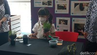 Gempi menunjukkan Grass Head yang sudah jadi. Foto: Nikita Rosa Damayanti Waluyo/detikEdu.