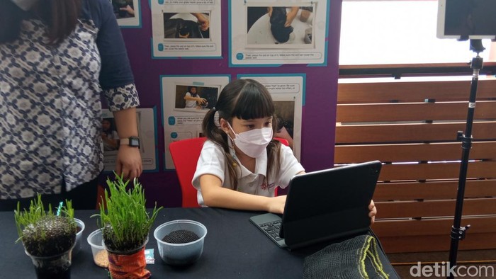 Gempi di pameran sains STEAM Expo Sampoerna Academy Gempi di pameran sains STEAM Expo Sampoerna Academy