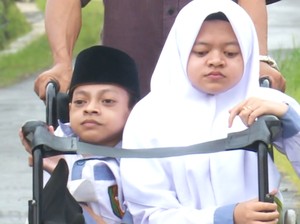 Mari Bantu Pendidikan Kakak Adik Disabilitas Berprestasi Berbagi Kursi Roda