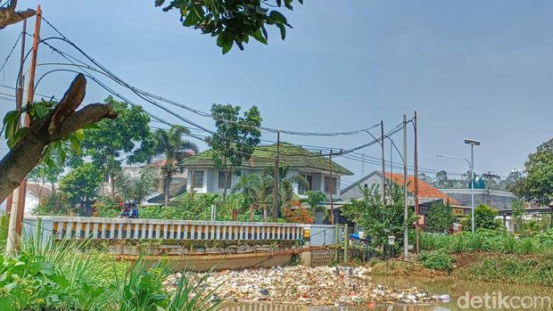 Gundukan sampah di Sungai Cikeruh.