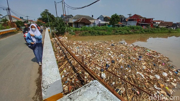 Gundukan sampah di Sungai Cikeruh.