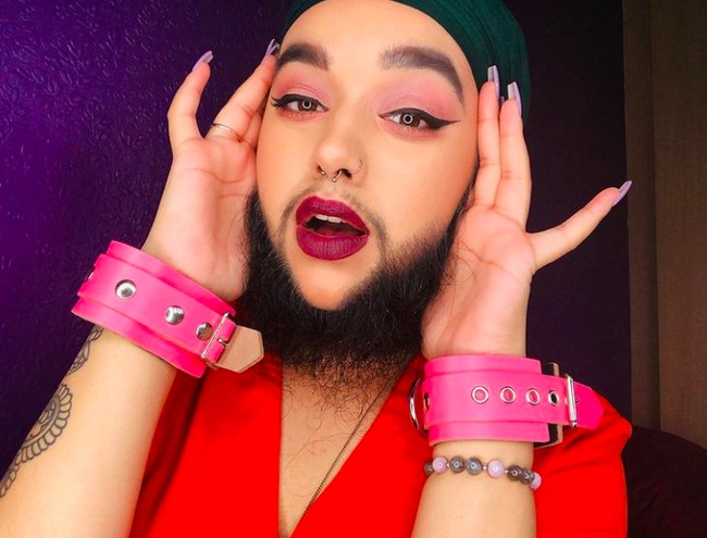 Eyeshadow berwarna, eyeliner on fleek dan lipstik merah kerap kali ditunjukkan Harnaam di Instagramnya. Foto: Instagram