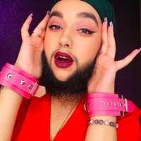 Eyeshadow berwarna, eyeliner on fleek dan lipstik merah kerap kali ditunjukkan Harnaam di Instagramnya. Foto: Instagram