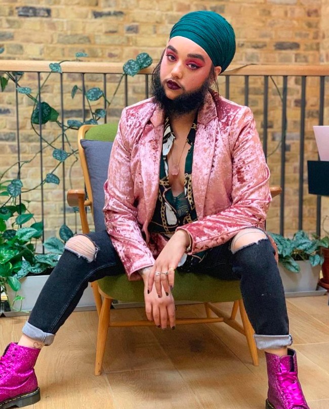 Namun saat tumbuh dewasa, Harnaam memutuskan untuk setop mencukur jenggotnya dan menerima dirinya apa adanya. Masalah lainnya pun datang. Dia mengaku bahwa dengan kondisinya saat ini yang memiliki jenggot tebal dia jadi sulit menemukan jodoh. Foto: Instagram