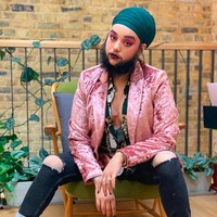 Namun saat tumbuh dewasa, Harnaam memutuskan untuk setop mencukur jenggotnya dan menerima dirinya apa adanya. Masalah lainnya pun datang. Dia mengaku bahwa dengan kondisinya saat ini yang memiliki jenggot tebal dia jadi sulit menemukan jodoh. Foto: Instagram