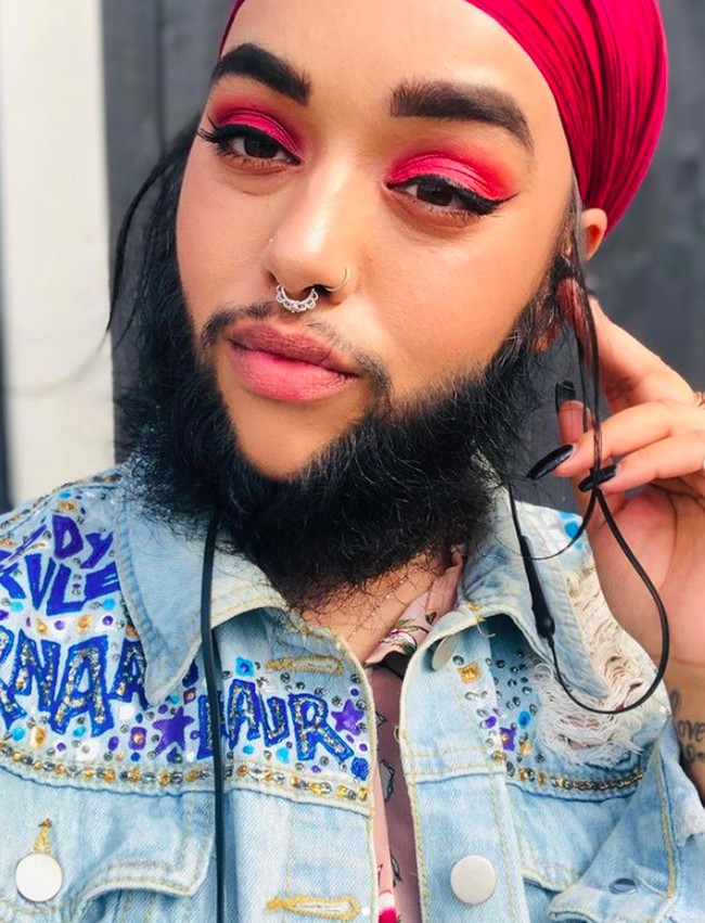 Meski penampilannya seperti laki-laki, namun Harnaam tetap menunjukkan sisi wanitanya dengan menggunakan  riasan wajah. Foto: Instagram