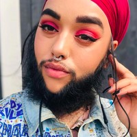 Meski penampilannya seperti laki-laki, namun Harnaam tetap menunjukkan sisi wanitanya dengan menggunakan  riasan wajah. Foto: Instagram