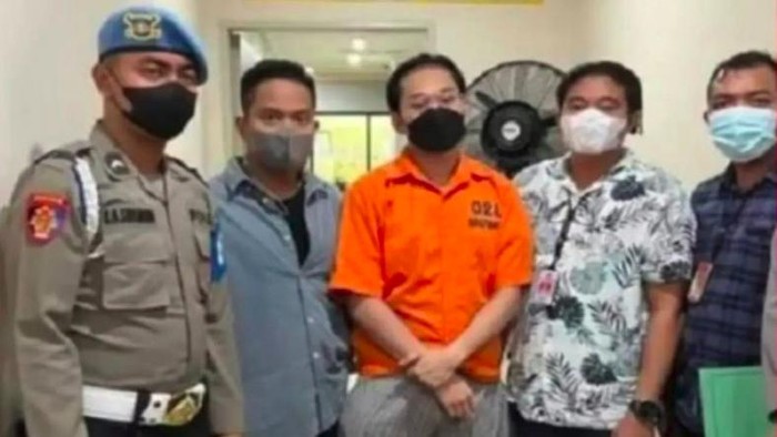 Harta Indra Kenz disita polisi karena dia diduga terlibat dalam Tindak Pidana Pencucian Uang (TPPU). Polisi menahan berbagai aset yang dimiliki Indra Kenz.