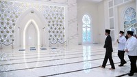 Jokowi melihat-lihat bagian dalam masjid.