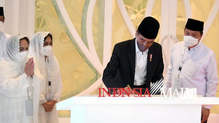 Ini Masjid At-Thohir yang Diresmikan Jokowi Masjid At-Thohir di Tapos, Kota Depok, telah diresmikan oleh Jokowi. Yuk kita lihat.