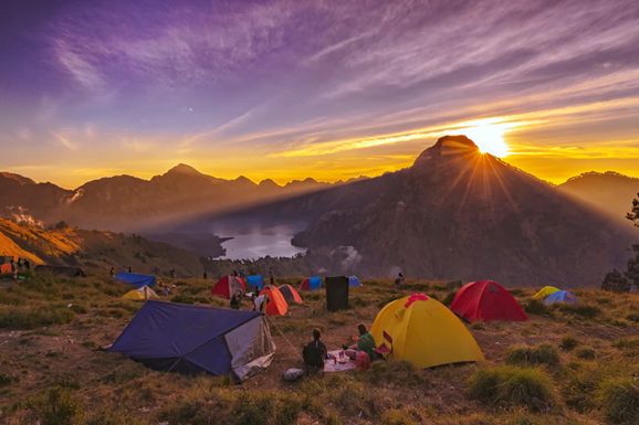 Indonesia dikenal sebagai salah satu negara yang kaya akan destinasi wisata. Tidak hanya gunung dan pantai saja, melainkan ada banyak desa wisata.