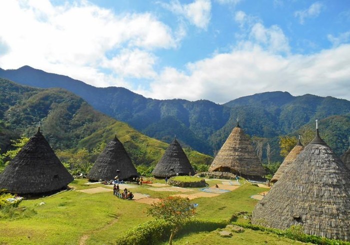 Indonesia dikenal sebagai salah satu negara yang kaya akan destinasi wisata. Tidak hanya gunung dan pantai saja, melainkan ada banyak desa wisata.