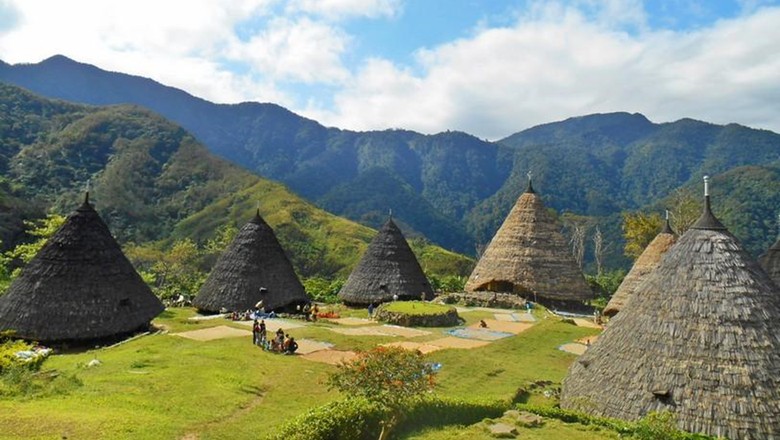 Indonesia dikenal sebagai salah satu negara yang kaya akan destinasi wisata. Tidak hanya gunung dan pantai saja, melainkan ada banyak desa wisata.