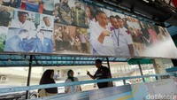 Icuk memenuhi permintaan penggemarnya untuk melakukan foto bersama di ISTC Cisaat, Sukabumi, Jawa Barat.