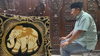 Icuk Sugiarto harus menggunakan bangku saat melaksanakan ibadah salat, akibat sakit yang di deritanya pada bagian syaraf kaki.