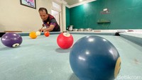 Bermain bola billiard juga merupakan olahraga yang ia gemari.