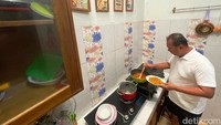 Icuk melayani sang istri Nina, dengan memasakinya serta menyiapkan untuk sarapan bersama.