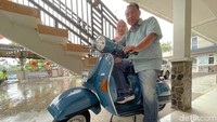 Icuk bersama sang istri menaiki motor vespa yang dibelinya pertama kali dari hasil ia mendapakan uang dari bulutangkis.