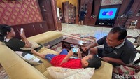 Pada tahun 1974 Icuk pun dimasukkan ke dalam klub bulu tangkis pertamanya, yaitu Klub Taruna, kemudian pindah ke klub Abadi Sekolah Atlet Ragunan. Pelatih Suratman adalah orang yang pertama kali mempengaruhi gaya bermain Icuk.