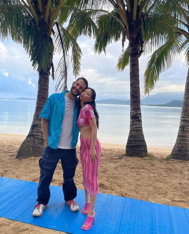 Peragaan busana koleksi yang diberi nama Le Splash itu digelar di tepi pantai. Ini merupakan kali pertama desainer Simon Porte Jacquemus mengadakan fashion show di luar Prancis. Foto: Instagram/@jennierubyjane