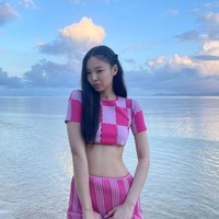 Jennie BLACKPINK bertolak ke Hawaii untuk menghadiri fashion show koleksi terbaru Jacquemus. Foto: Instagram/@jennierubyjane