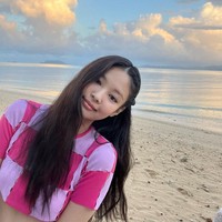 Kecantikan alami pelantun lagu Solo ini makin terpancar dengan riasan wajah tipis natural. Rambutnya pun hanya ditata simpel dengan jepit rambut. Foto: Instagram/@jennierubyjane