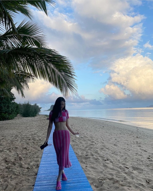 Pink hawaiian girl, begitu tulis Jennie di Instagram. Foto: Instagram/@jennierubyjane