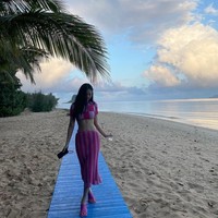 Pink hawaiian girl, begitu tulis Jennie di Instagram. Foto: Instagram/@jennierubyjane