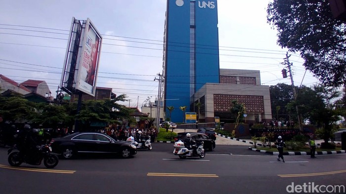 Presiden Jokowi dan rombongan tiba di kampus UNS, Solo, Jumat (11/3/2022).