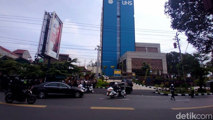 Presiden Jokowi dan rombongan tiba di kampus UNS, Solo, Jumat (11/3/2022).