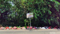 Meski sudah ada tanda larangan membuang sampah, masih ada saja warga yang membuang sampah di tempat ini.