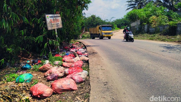 Sampah menumpuk di tepi Jalan Lingkar Selatan, Cisauk, Kabupaten Tangerang. Sampah ini dibuang oleh orang tidak bertanggung jawab.