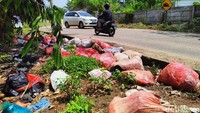 Tampak tumpukan sampah berada di pinggir jalan Lingkar Selatan, Cisauk, Kabupaten Tangerang, Jumat (11/3/2022).