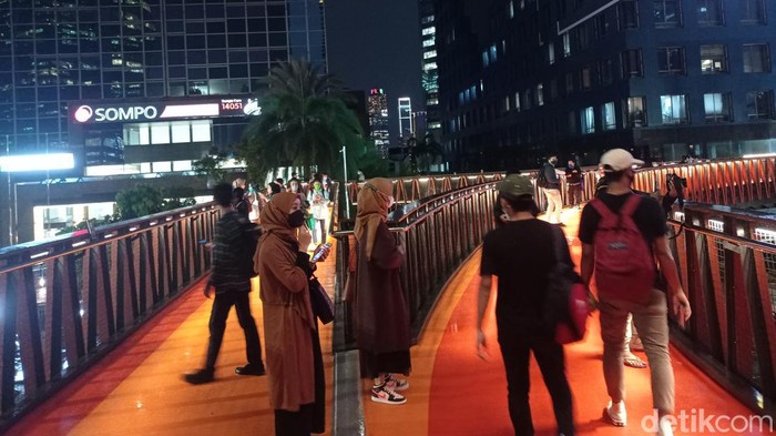 JPO Pinisi Karet, Sudirman ramai didatangi warga untuk berfoto