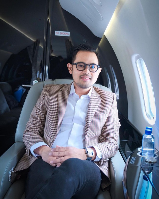 Melalui akun Instagramnya, Gilang sendiri terlihat cukup sering memamerkan foto-foto ketika dirinya sedang menaiki private jetnya itu. Seperti dalam foto yang satu ini. Mengenakan setelan formal, Gilang terlihat sedang duduk di dalam private jetnya. Foto: Instagram/@juragan_99