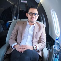 Melalui akun Instagramnya, Gilang sendiri terlihat cukup sering memamerkan foto-foto ketika dirinya sedang menaiki private jetnya itu. Seperti dalam foto yang satu ini. Mengenakan setelan formal, Gilang terlihat sedang duduk di dalam private jetnya. Foto: Instagram/@juragan_99