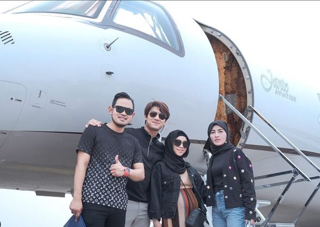 Gilang juga sempat mengajak Lesti Kejora dan Rizky Billar untuk bersama-sama naik private jet miliknya. Tak lupa mereka juga terlihat mengabadikan momen tersebut dengan berfoto bersama. Foto: Instagram/@juragan_99