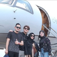 Gilang juga sempat mengajak Lesti Kejora dan Rizky Billar untuk bersama-sama naik private jet miliknya. Tak lupa mereka juga terlihat mengabadikan momen tersebut dengan berfoto bersama. Foto: Instagram/@juragan_99