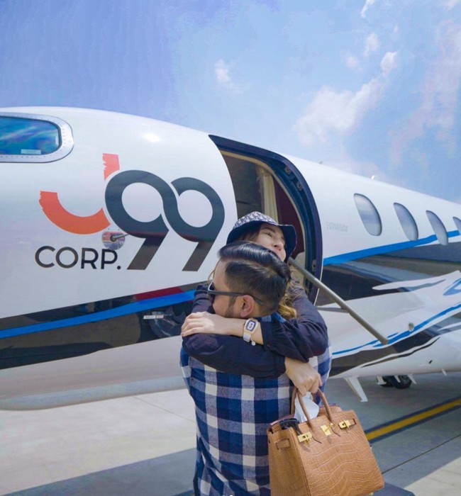 Gilang pun sering mengajak sang istri untuk bepergian menggunakan jet pribadi. Seperti dalam foto yang satu ini, Gilang dan istrinya itu terlihat berfoto mesra sambil berpelukan di depan jet pribadinya. Foto: Instagram/@juragan_99