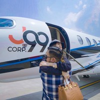 Gilang pun sering mengajak sang istri untuk bepergian menggunakan jet pribadi. Seperti dalam foto yang satu ini, Gilang dan istrinya itu terlihat berfoto mesra sambil berpelukan di depan jet pribadinya. Foto: Instagram/@juragan_99