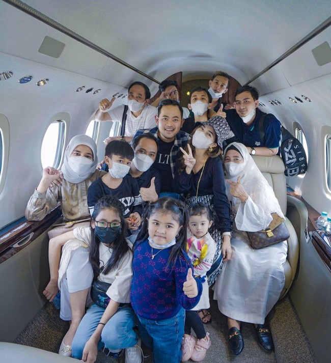 Tak hanya berdua bersama sang istri, Gilang juga sudah pernah mengajak serta keluarganya untuk naik private jetnya itu. Private jet tersebut pun tampak penuh oleh anggota keluarga Gilang dan Shandy. Foto: Instagram/@juragan_99