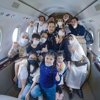 Tak hanya berdua bersama sang istri, Gilang juga sudah pernah mengajak serta keluarganya untuk naik private jetnya itu. Private jet tersebut pun tampak penuh oleh anggota keluarga Gilang dan Shandy. Foto: Instagram/@juragan_99
