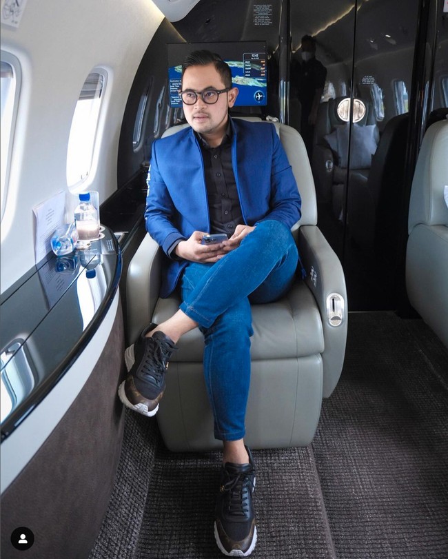 Seringkali terlihat bepergian menggunakan private jet, kabarnya pesawat mewah yang sering digunakan oleh suami Shandy Purnamasari itu bukanlah miliknya. Private jet itu disebut beratas namakan Kaji Edan. Foto: Instagram/@juragan_99
