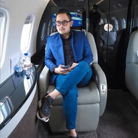 Seringkali terlihat bepergian menggunakan private jet, kabarnya pesawat mewah yang sering digunakan oleh suami Shandy Purnamasari itu bukanlah miliknya. Private jet itu disebut beratas namakan Kaji Edan. Foto: Instagram/@juragan_99