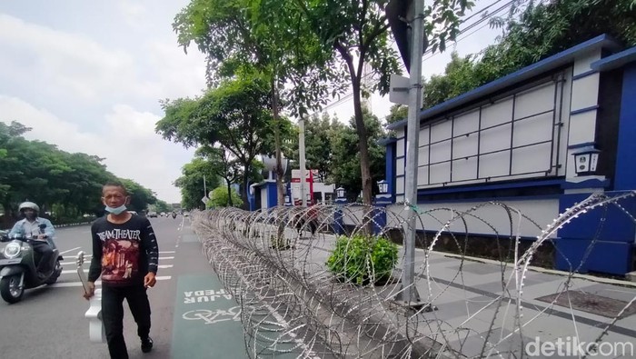 Kantor dishub jatim dipasang kawat berduri antisipasi demo sopir truk tolak ODOL