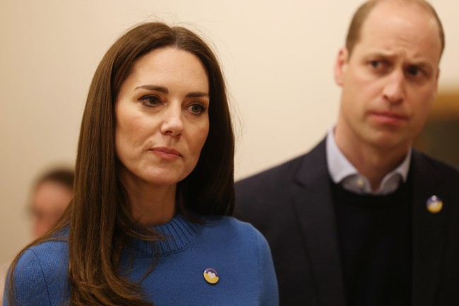 Tampak sebuah pin bergambar hati dan bendera Ukraina menghiasi sweater Kate. Pangeran William juga memakai pin yang sama. (Foto: Ian Vogler-WPA Pool/Getty Images)
