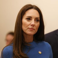 Tampak sebuah pin bergambar hati dan bendera Ukraina menghiasi sweater Kate. Pangeran William juga memakai pin yang sama. (Foto: Ian Vogler-WPA Pool/Getty Images)