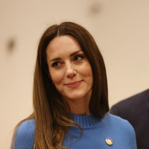 6 Gaya Kate Middleton Dukung Ukraina, Pakai Sweater Biru Rp 10 Juta